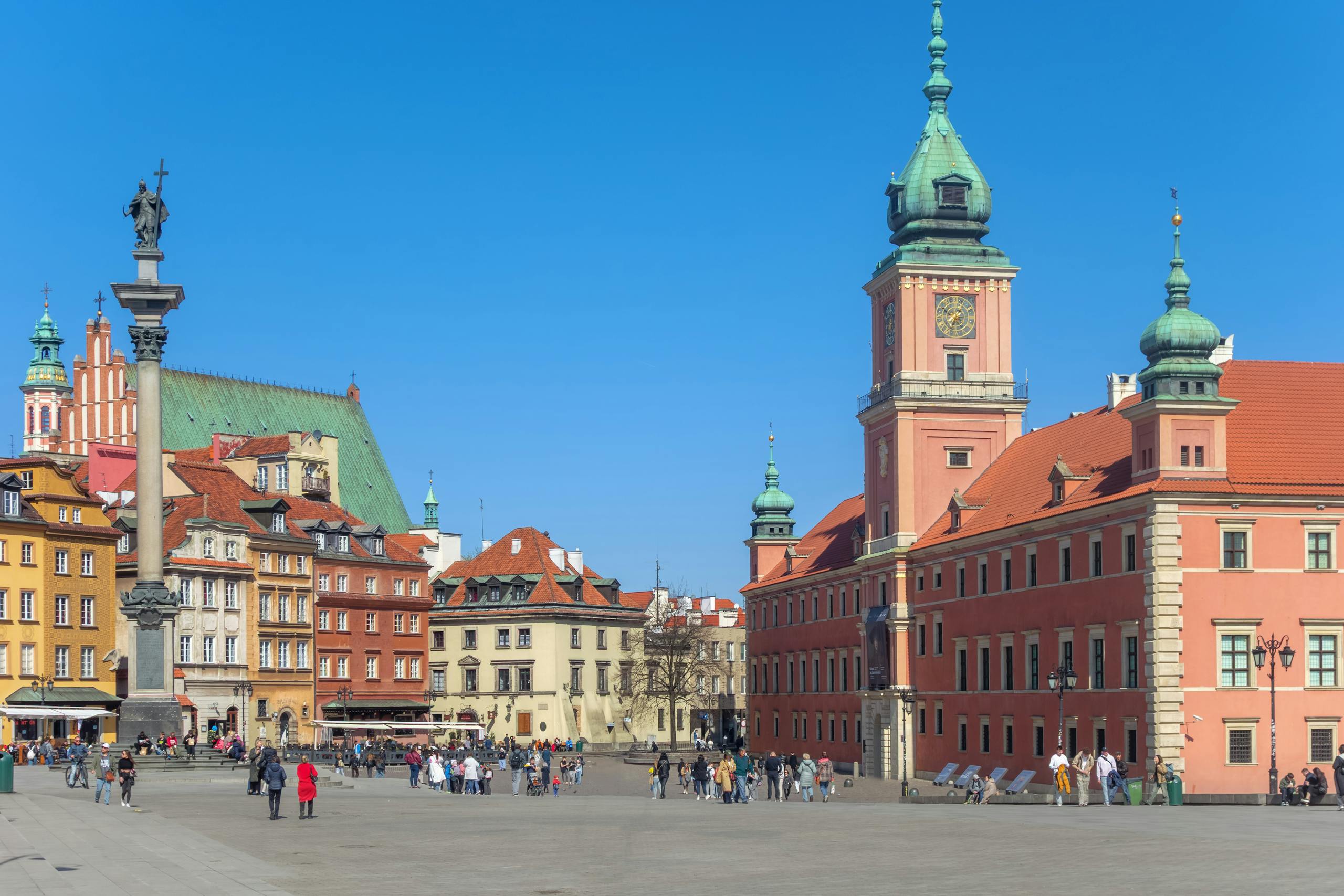Beautiful view of Castle Square and Royal Castle in Warsaw on a sunny day.